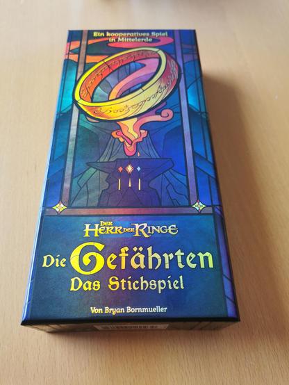 Spieleschachtel Herr der Ringe - glitzert, der eine Ring darunter Vulkan und ein Amboss