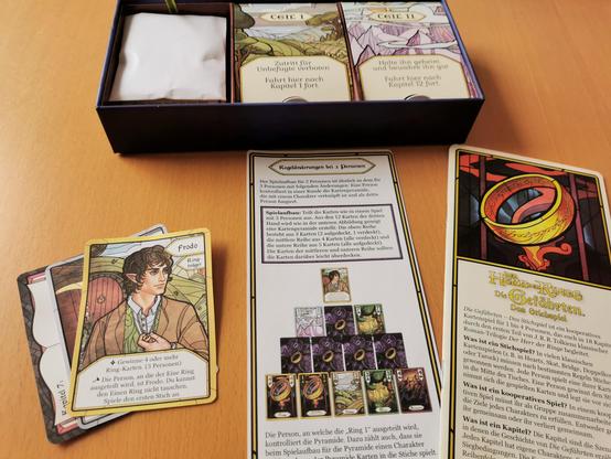 Links gedruckte Ersatzkarten, Errata Fehler Spielanleitung und die original Spielanleitung