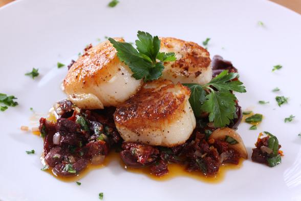seared sea scallops with garlic tomato compote