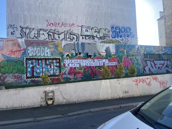 Un collage féministe qui dit : 
Vis chaque jour comme si c’était le dernier de Darmanin