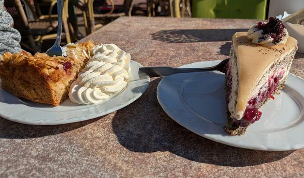 Zur Pause gab es Kuchen. Zwei Stück Kuchen auf einem Tisch