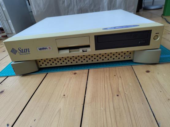 Frontal Ansicht einer Sun Ultra5 im Pizzabox Gehäuse. Das Gehäuse enthält ein farblich überhaupt nicht passendes DVD-Laufwerk.