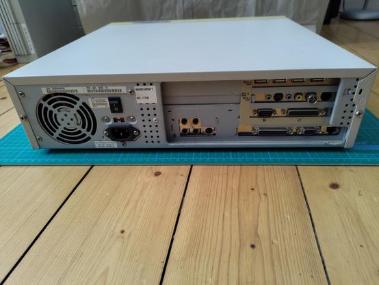 Rückseite einer Sun Ultra 5 im Pizzabox Gehäuse. Erkennbar sind zwei nachträglich eingefügte PCI Karten (eine TV-Karte und ein USB 2.0 Controller).