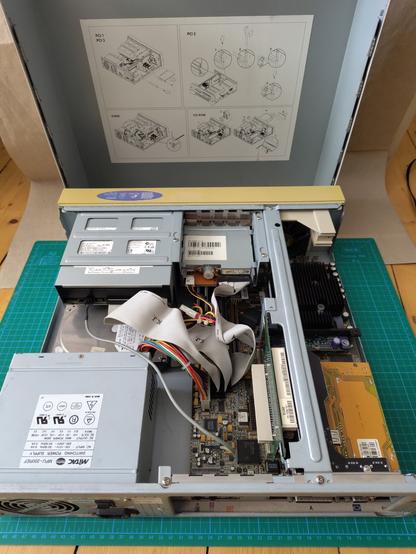 Geöffnetes Gehäuse einer Sun Ultra 5. Erkennbar sind ein Haufen Kabel und WorkstationInnereien. Dahinter steht der Deckel mit schematischen Zeichnungen für den Einbau zusätzlicher PCI-Karten.