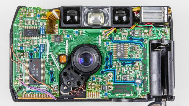 Front entfernt. Blick auf die Platine, die die gesamte Frontfläche einnimmt, mittig das Objektiv