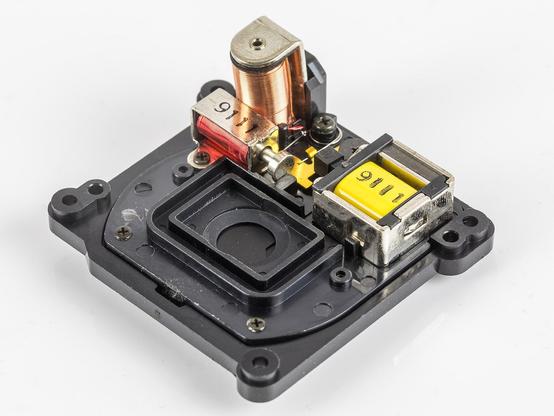 Das Blendenmodul. Oben sind 3 verschiedene Spulen mit verschiedenen Funktionen zu sehen, u.a. ein Zugmagnet