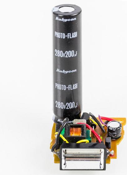 Blitzmodul mit einem 200 µF-Kondensator von Rubycon