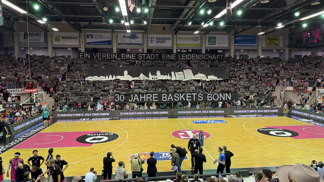Die Halle des Telekom Domes mit Choreografie zum Jubiläum kurz vor Spielstart