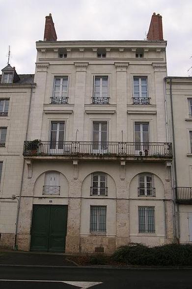 Hotel du Commandement à #Saumur (#MaineEtLoire) Construction XIXe siècle. Façade et toiture donnant sur le quai (cad. AR 120) : inscription par arrêté du 11 juillet 1969.
Suite 👉 https://monumentum.fr/monument-historique/pa00109326/saumur-hotel-du-commandement
#Patrimoine #MonumentHistorique
Photo CC-BY-SA 4.0 : Pymouss