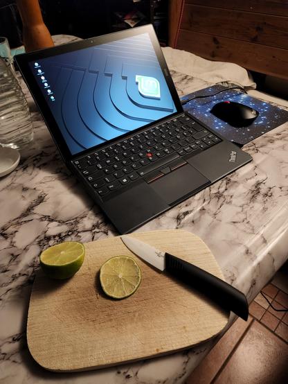 Foto von einem Thinkpad samt Schneidbrett mitt Limette und Messer.
Titel: Thinkpad mit Schnittstelle ...