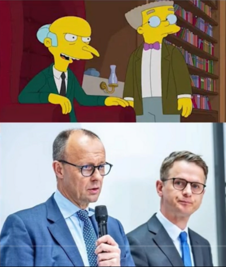 Das Bild ist in zwei Hälften geteilt. Die obere Hälfte zeigt eine Szene aus der Zeichentrickserie "Die Simpsons". Zu sehen sind die Charaktere Mr. Burns, der in einem roten Sessel sitzt, und Waylon Smithers, der daneben steht. Im Hintergrund befindet sich ein Bücherregal. Die untere Hälfte zeigt zwei Männer in Anzügen. Der Mann im Vordergrund (Friedrich Merz, daneben Carsten Linnemann) hält ein Mikrofon und spricht. Beide Männer tragen Brillen.