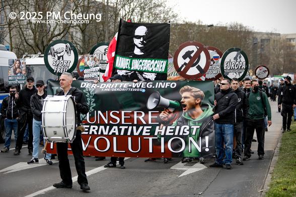 Hier sind Neonazis zu sehen.