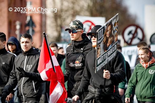 Hier sind Neonazis zu sehen.