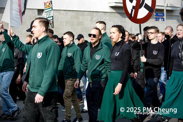 Hier sind Neonazis zu sehen.