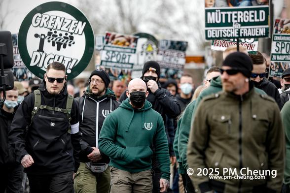 Hier sind Neonazis zu sehen.