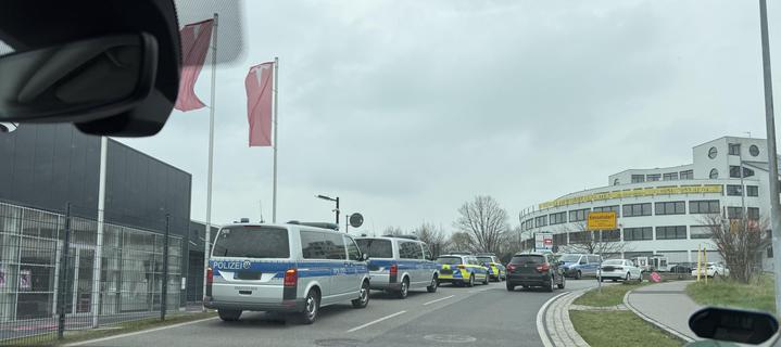 Mindestens 5 Polizeiwagen bei der Demonstration bei Tesla in Kesselsdorf