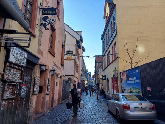 Eine Gasse voller Restaurants und Kneipen