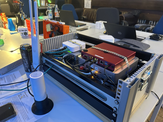 Metallrack mit diversen Switchen, Routern und APs