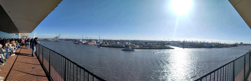 Blick von der Elbphilharmonie auf den Hamburger Hafen.
