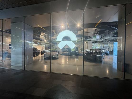 <p>中国の電気自動車（EV）メーカー、蔚来汽車（NIO）は3月21日、2024年12月期通期の決算を発表した。売上高は前の期比18.2％増の657億元（約1兆4000億円）だった。販売台数が38.7％増の22万1970台と大幅に伸び、売上高を押し上げた。一方、純損失は8.1％増の224億元（約4700億円）と赤字が拡大した。</p>
<p>同時に発表した2024年10〜12月期の売上高は前年同期比15.2％増の197億元（約4100億円）、純損失は32.5％増の71億元（約1500億円）だった。販売台数は45.2％増の7万2689台で、うち新ブランド「ONVO」が1万9929台を占めた。</p>
<figure class="wp-caption aligncenter" id="attachment_336531" style="width: 1814px;"><img alt="" class="wp-image-336531 size-full" height="1180" src="https://36krjp-1316517779.cos.ap-tokyo.myqcloud.com/uploads/2025/03/20250330104630screenshot-1579.png" width="1814" /><figcaption class="wp-caption-text" id="caption-attachment-336531">ONVO「L60」</figcaption></figure>
<blockquote class="wp-embedded-content"><p><a href="https://36kr.jp/333072/">中国新興EV2月販売：小鵬汽車が3万台超で首位、ファーウェイのEV連合は4位転落</a></p></blockquote>
<p></p>
<p>NIOは2014年の創業以来、赤字経営が続いているが、24年12月期通期の粗利益率は9.9％と、前の期の5.5％から大幅に改善した。李斌（ウィリアム・リー）最高経営責任者（CEO）は決算会議で、コスト削減策が粗利益率の向上につながったと説明した。</p>
<p>同社は2025年の販売目標を24年の2倍にあたる44万台超に設定している。李CEOはコスト削減・販売拡大・利益率向上を三本柱とし、10〜12期の黒字化を目指す方針を明らかにした。</p>
<blockquote class="wp-embedded-content"><p><a href="https://36kr.jp/335272/">中国シャオミ、過去最高の売上・純利益を記録　EV事業好調で25年販売目標を35万台へ上方修正</a></p></blockquote>
<p></p>
<p>＊1元=約21円で計算しています。</p>
<p>（36Kr Japan編集部）</p>