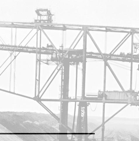 Ein Ausschnitt einer Förderbrücke mit viel Stahlverstrebungen.