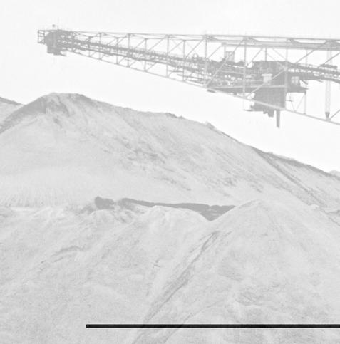 Ende einer Förderbrücke mit einer großen Abraumhalde darunter