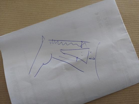 Un croquis cryptique au stylo bic  sur un papier froissé. L'explication plus tard !