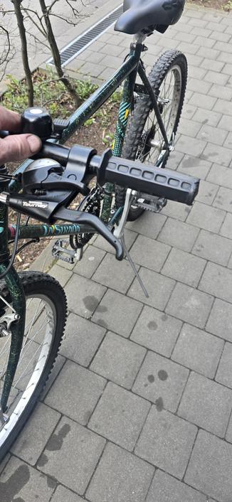 Aus Altteilen zusammenbebautes Stadt-Fahrrad