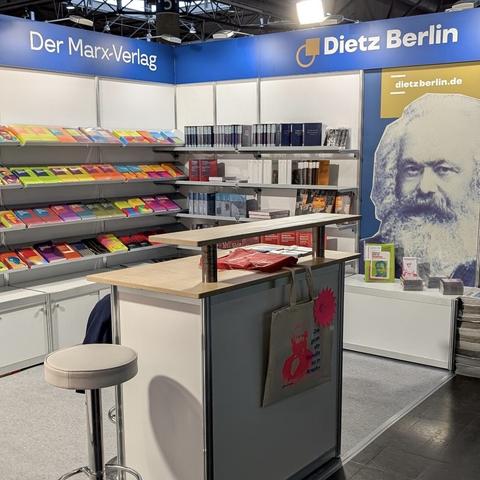 Blick in unseren Teil des Messestandes, den wir zusammen mit der Rosa Luxemburg-Stiftung auf der Buchmesse  in Leipzig bespielen