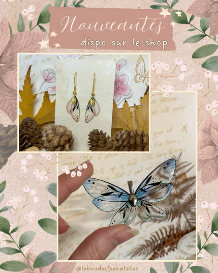 2 photos de mes bijoux féeriques, boucles d’oreilles ailes de fées rose et collier ailé de fée bleu. Fond vieux papier, fleurs et bourgeons