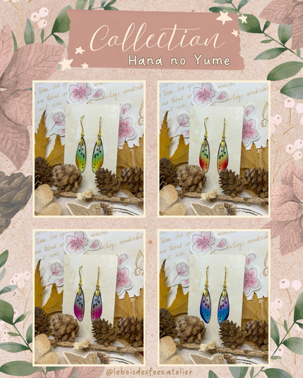 4 photos de mes bijoux féeriques, boucles d’oreilles ailes de fées jaune, vert, fuchsia, violet, bleu. Fond vieux papier, fleurs et bourgeons