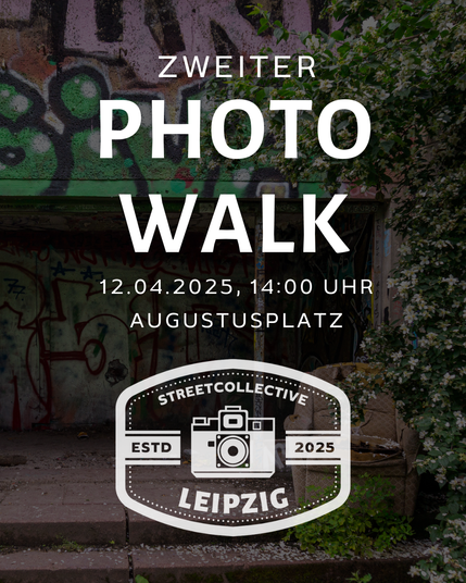 Verwahrloste, bewachsene und besprühte Häuserfront mit Text und Logo des Kollektivs.
