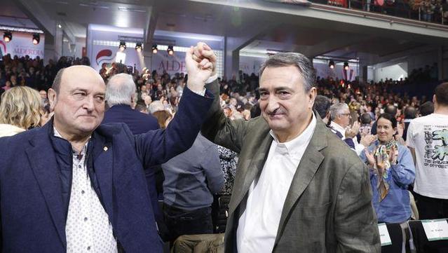 Andoni Ortuzar passa el relleu a Aitor Esteban al capdavant del PNB