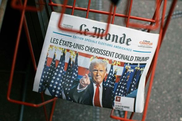 La une du quotidien « Le Monde », posée sur un présentoire, après la seconde victoire de Trump à la présidentielle, avec pour titre (clinique) : Les Etats-unis choisissent Donald Trump.