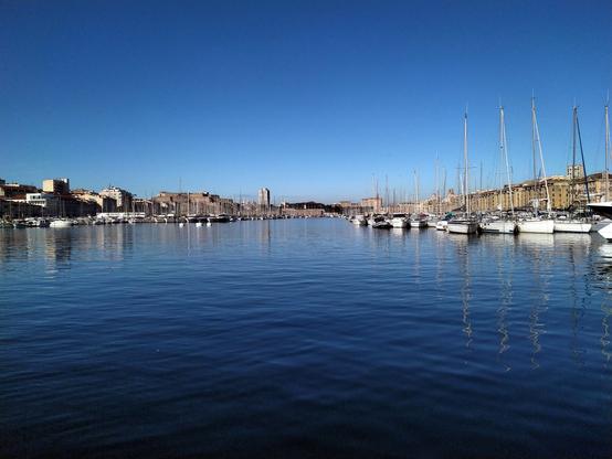 Vue du port de Marseille au petit Matin