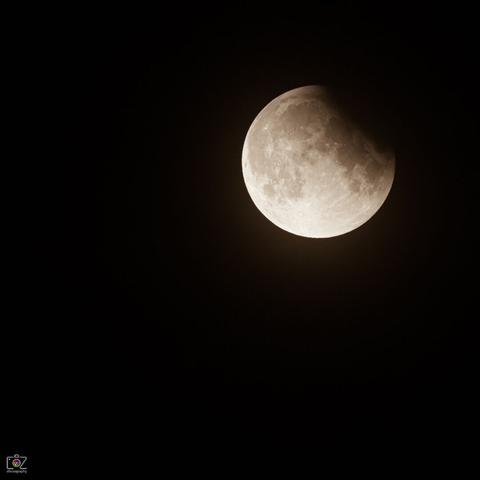 Brownish-gray moon against a black background. The upper right corner of the moon (approx. 12-15 o'clock) is darkened resp. black.