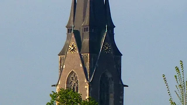 Ludgerikircheturm in Selm, zwei Uhren - SELMagazin (Sommerzeit)