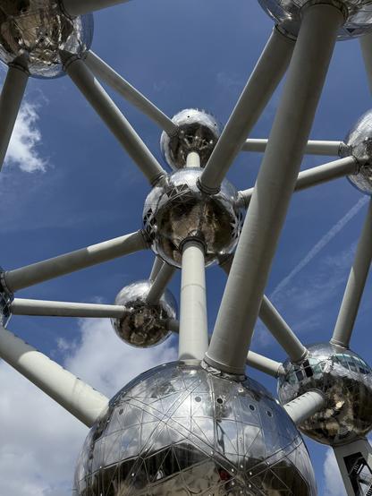 Photo de l’Atomium, vu du pied, par belle journée ensoleillée 😎