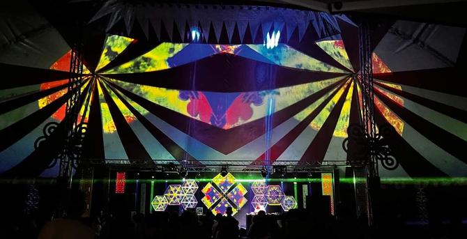 Mapping  by Nico Ticot dans le dharma hall lors d'une soirée techno sous le chapiteau du dharma techno festival 2024