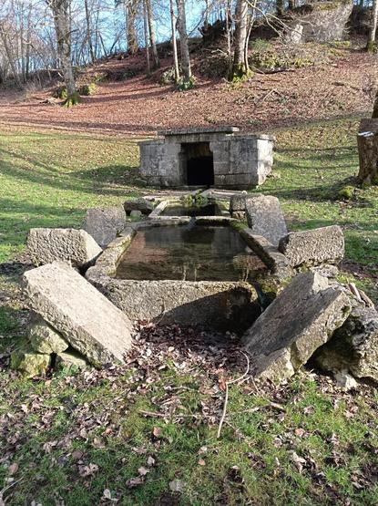 Ancien lavoir champêtre et sa chambre de source. Les côtés des deux bassins sont flanqués de pierres inclinées qui servaient de planches à laver.
L'ensemble se situe sur un fond herbeux en déclivité, au pied d'un petit relief rocheux boisé.