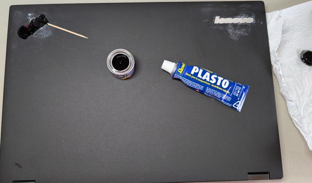 Der Deckel eines ThinkPad T440p. Das Lenovo Logo wurde mit Revell Plasto ausgespachtelt und abgeschliffen. Auf dem ThinkPad Logo ist zusätzlich schon REVELL EMAIL COLOR Schwarz Seidenmatt drauf.
