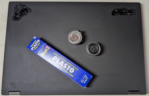 Der Deckel eines ThinkPad T440p. Das ThinkPad- und Lenovo-Logo wurden mit REVELL gefüllt und abgeschliffen. Die finale Schicht war REVELL EMAIL COLOR Klarlack 1.
Der rote i-Punkt des ThinkPad Logos ist noch frei.
Es sieht nicht besonders gut aus. Aber das sieht man sowieso nicht mehr, wenn die Folie drüber ist. Hauptsache die Oberfläche ist babypopoglatt.