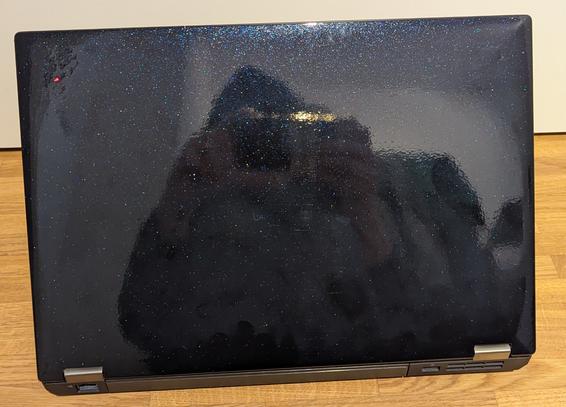 Das ThinkPad T440p in Gloss Midnight Blue. Es glänzt. Man erkennt mich beim Fotografieren in der Spiegelung.