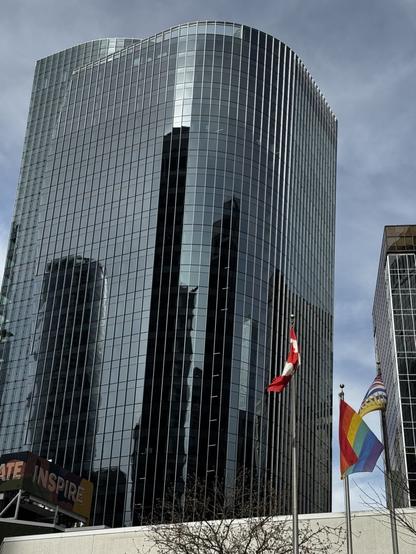 Bentall Centre in Vancouver. There are Canadian, British Columbian and the LGBT rainbow flag at the base. 
- - -
Le centre Bentall à Vancouver. Il y a les drapeaux canadiens, britano-colombiens et le drapeau arc-en-ciel LGBT à la base.