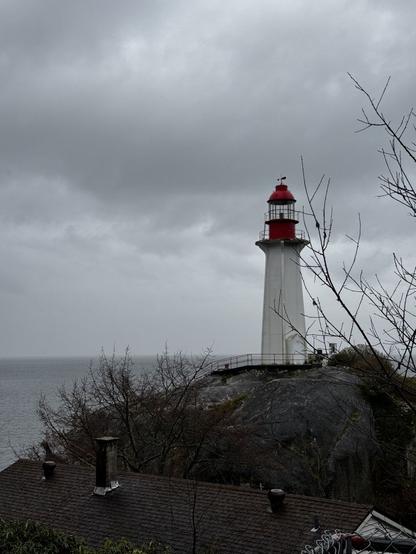 The Lighthouse Park in West Vancouver. There’s a lighthouse there that’s white with a red cupola
- - -
Le parc du Phare à West Vancouver. Il y a un phare qui est blanc avec une couple rouge