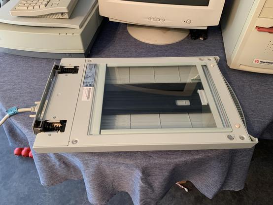 The special UMAX scanner lid for scanning film and negatives