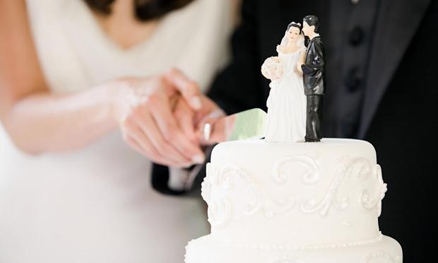 Novios cortando el pastel de boda (Getty Images)