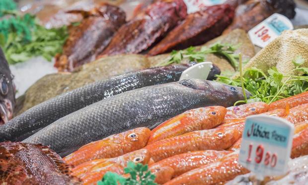 Una imagen de archivo de una una pescadería (Patrick Kunkel / MITO images vía Getty Images)