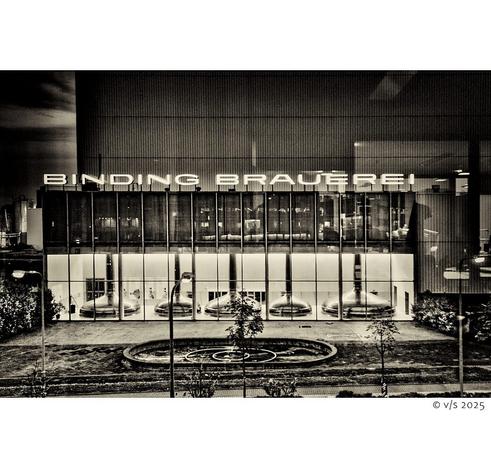 Ehemalige Binding Brauerei in Frankfurt bei Dämmerung
