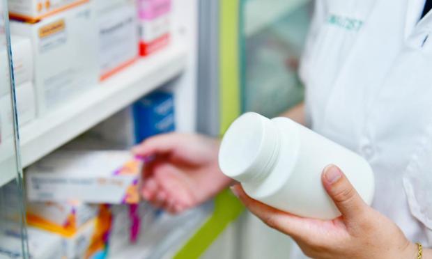 Una farmacéutica con un bote de medicamentos. (Getty Images)